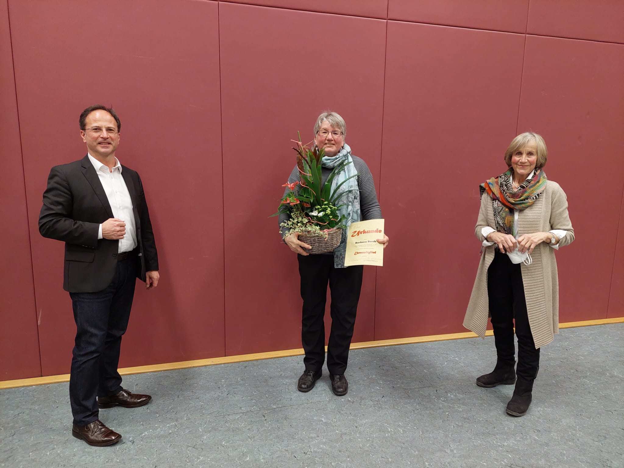 Ehrenmitgliedschaft für Barbara Borck (Mitte) mit Joachim Döffinger (Bürgermeister von Assamstadt) und Dr. Lotte Springorum (1. Vorsitzende)