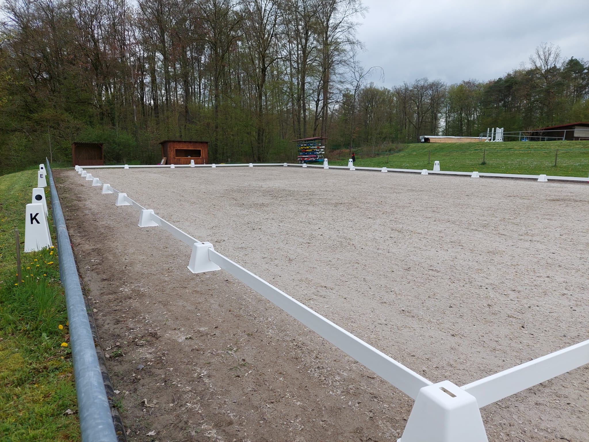 großes Dressurviereck mit Blick auf Richterhäuschen